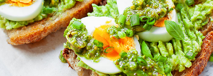 Grzanki z guacamole, jajkiem i pesto z pistacji
