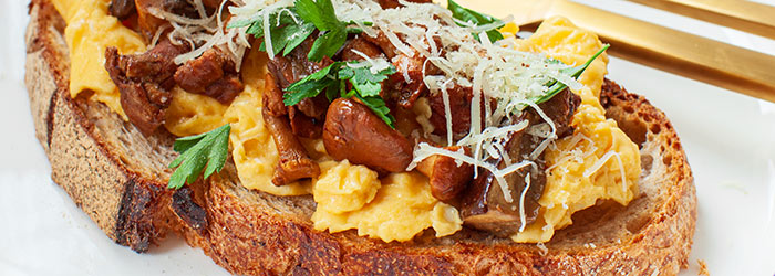 Grzanki z jajecznicą, grzybami i oliwą truflową