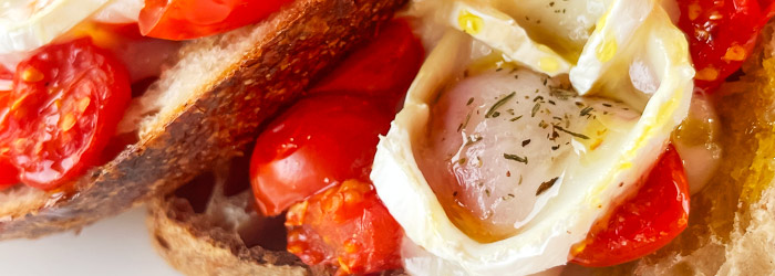 Grzanki z pieczonymi pomidorkami i serem kozim