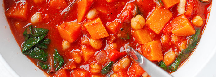 Gulasz warzywny z batatami, fasolą i ciecierzycą