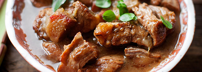 Gulasz wieprzowy z dodatkiem karmelizowanego rabarbaru