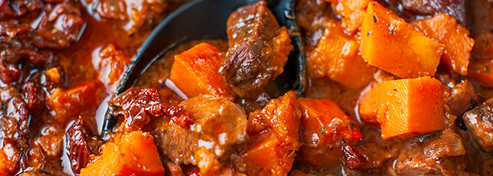 Gulasz wołowy z dynią i suszonymi pomidorami