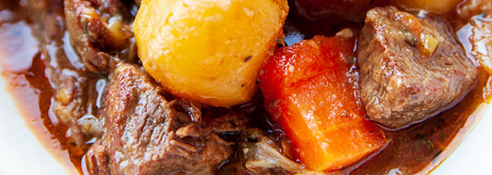 Gulasz wołowy z ziemniakami i marchewką