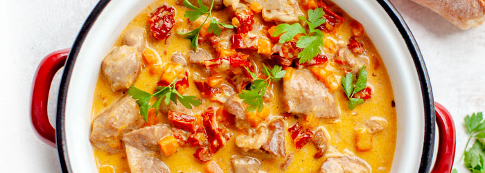 Gulasz z indyka z marchewką i suszonymi pomidorami