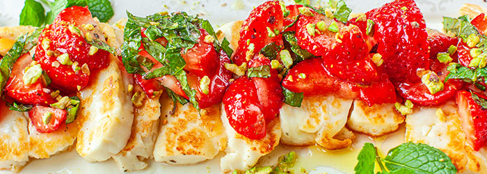 Halloumi z salsą truskawkową i pistacjami