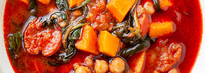 Hiszpański gulasz z ciecierzycą, chorizo i szpinakiem