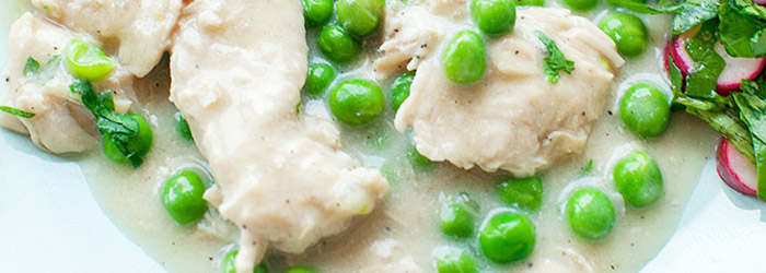 Indyk gotowany w delikatnym sosie z zielonym groszkiem