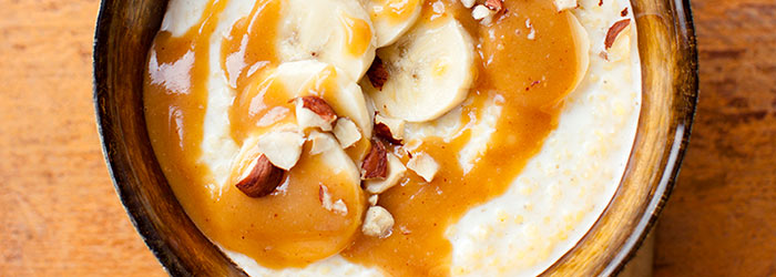 Jaglanka z bananem i sosem z masła orzechowego
