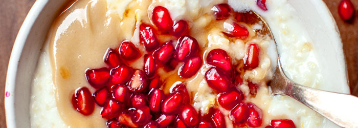 Jaglanka z sosem tahini i granatem