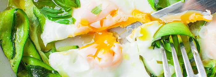 Jajka sadzone we wstążkach z cukinii