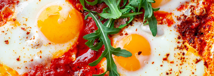 Jajka z chorizo w sosie pomidorowym