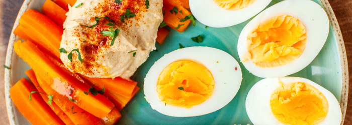 Jajka z marchewką i hummusem