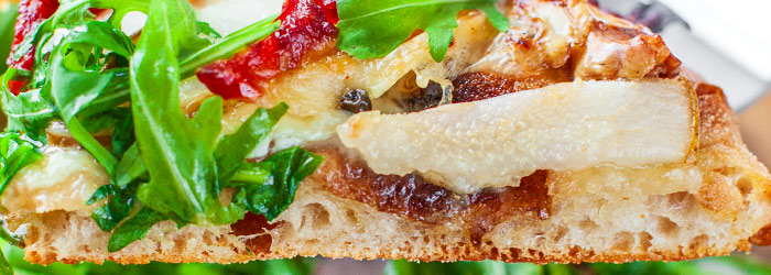 Jesienna pinsa z camembertem i gruszką