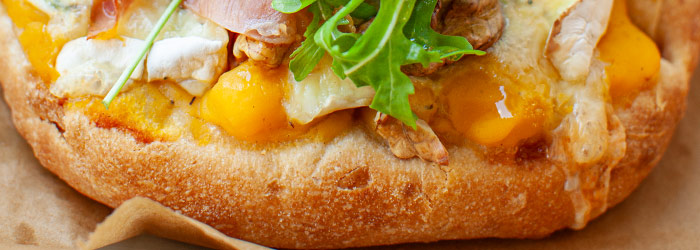 Jesienna pinsa z dynią, serem i szynką dojrzewającą