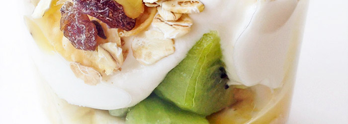 Jogurt z owocami, miodem i musli