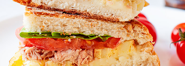 Kanapka z hiszpańską tortillą, tuńczykiem i pomidorem