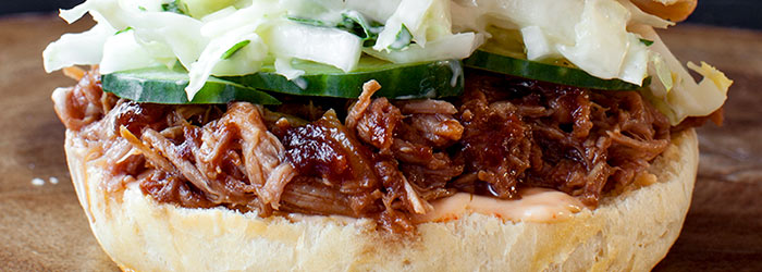 Kanapka z szarpaną wieprzowiną