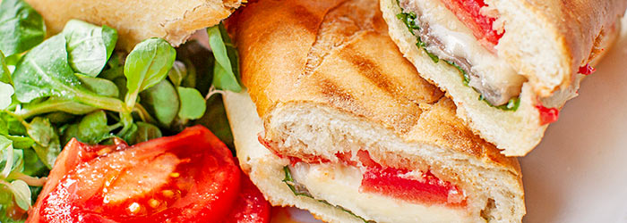 Kanapka z szynką parmeńską, pomidorem i serem brie