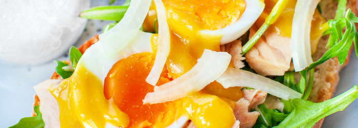 Kanapka z tuńczykiem i jajkiem