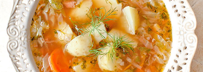 Kapuśniak z młodej kapusty z kiełbasą i koperkiem