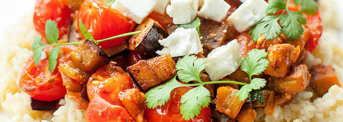 Kasza bulgur ze smażonym bakłażanem z pomidorkami oraz fetą