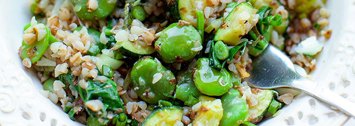 Kasza gryczana smażona z bobem, szpinakiem i cukinią