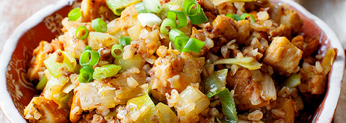 Kasza gryczana smażona z indykiem, porem i kurkami