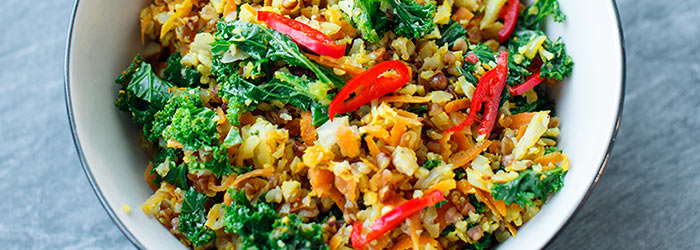 Kasza gryczana smażona z marchewką, kalafiorem i jarmużem