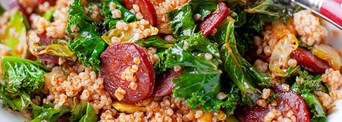 Kasza orkiszowa z kiełbasą chorizo i jarmużem