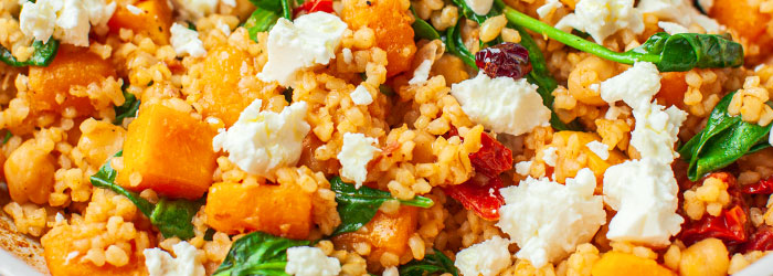 Kasza smażona z dynią, suszonymi pomidorami i fetą