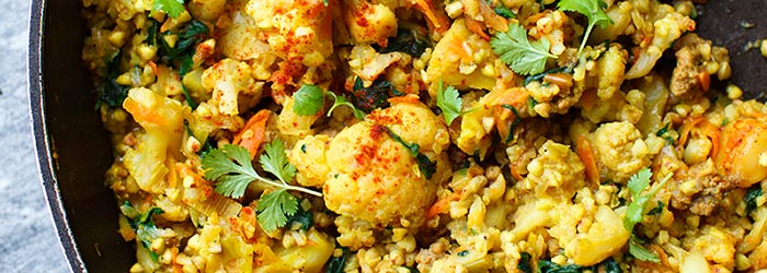 Kaszotto z kaszy gryczanej z kalafiorem, szpinakiem i mielonym mięsem