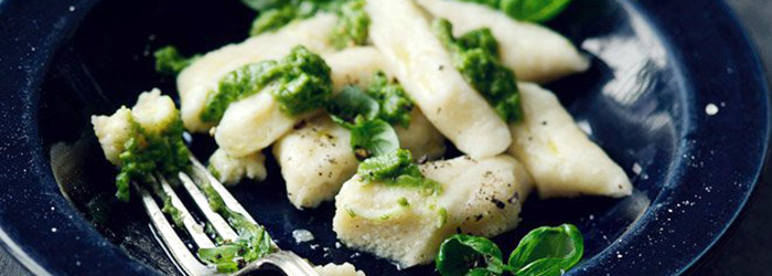 Kluski leniwe z zielonym pesto