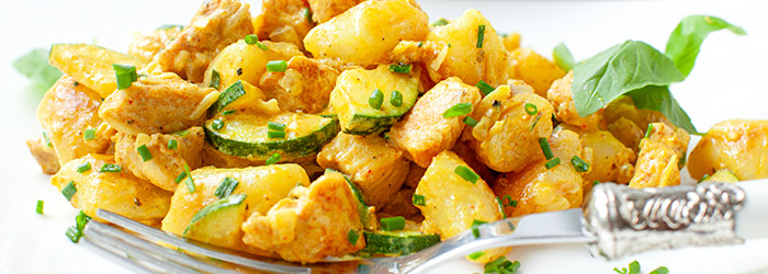 Kopytka z kurczakiem i cukinią w sosie curry