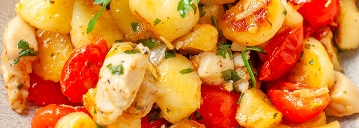 Kopytka z patelni z kurczakiem i pomidorkami