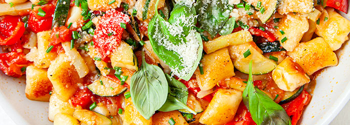 Kopytka z warzywami z patelni