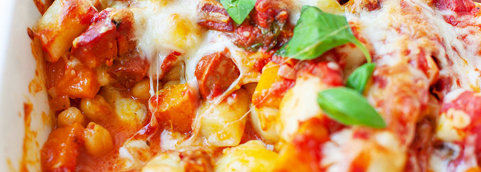 Kopytka zapiekane z dynią, chorizo i ciecierzycą