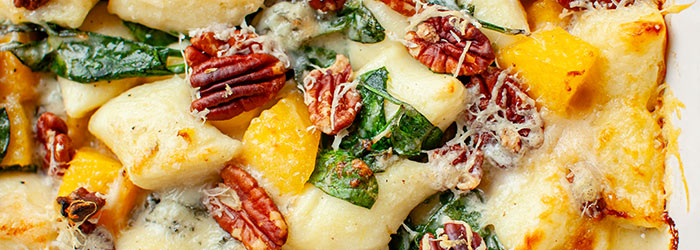 Kopytka zapiekane z dynią, serem pleśniowym i szpinakiem