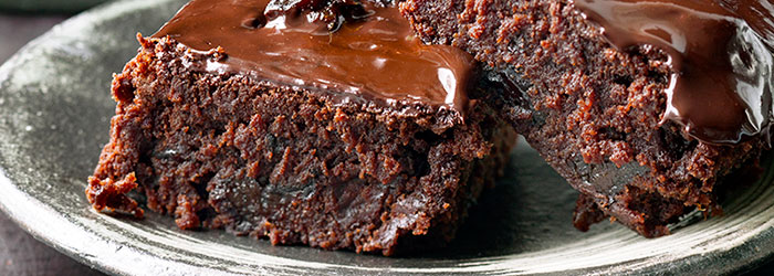 Korzenne brownie z suszonymi śliwkami