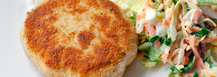 Kotlety rybne z łososia z surówką z kapusty