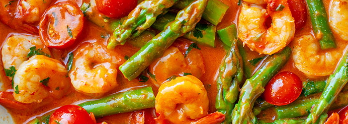 Krewetki w sosie curry z pomidorkami koktajlowymi i szparagami
