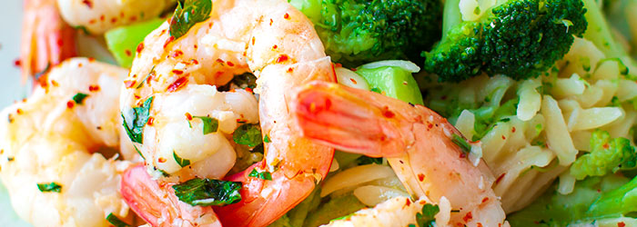 Krewetki z makaronem risini i brokułami