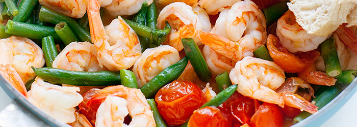 Krewetki z patelni z czosnkiem, fasolką i pomidorkami koktajlowymi