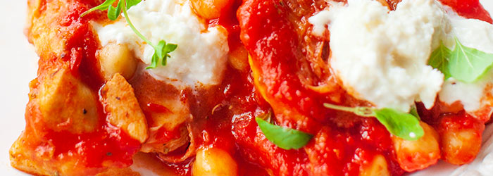 Kurczak gyros w sosie pomidorowym z ciecierzycą i mozzarellą