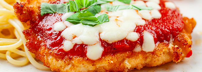 Kurczak Milanese z sosem pomidorowym i mozzarellą