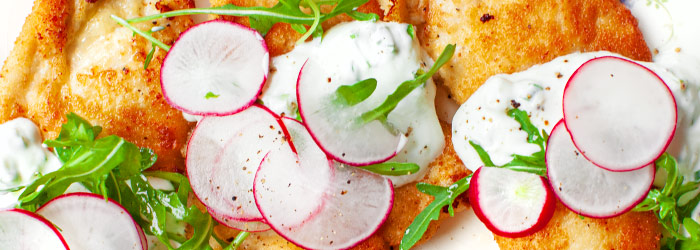 Kurczak Milanese z sosem ranczerskim i rzodkiewką