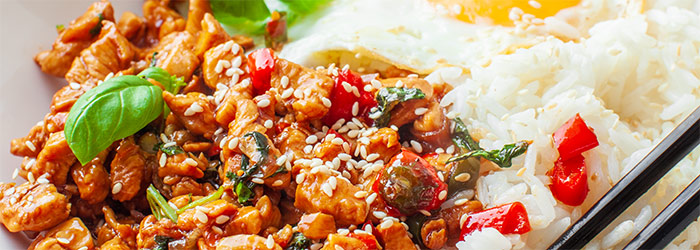 Kurczak po tajsku z bazylią i jajkiem