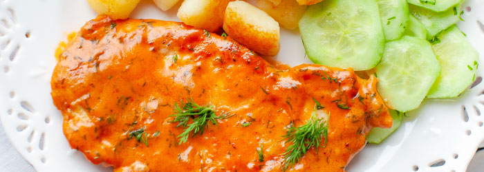 Kurczak w kremowym sosie pomidorowo-koperkowym