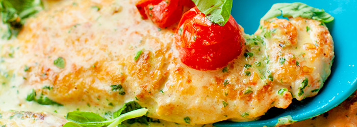 Kurczak w sosie bazyliowym z pomidorkami koktajlowymi