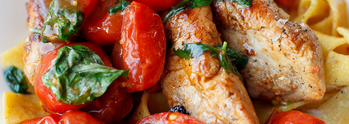Kurczak z makaronem, pomidorkami i bazylią