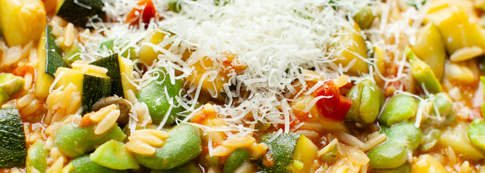 Letnie orzo z bobem, cukinią i suszonymi pomidorami